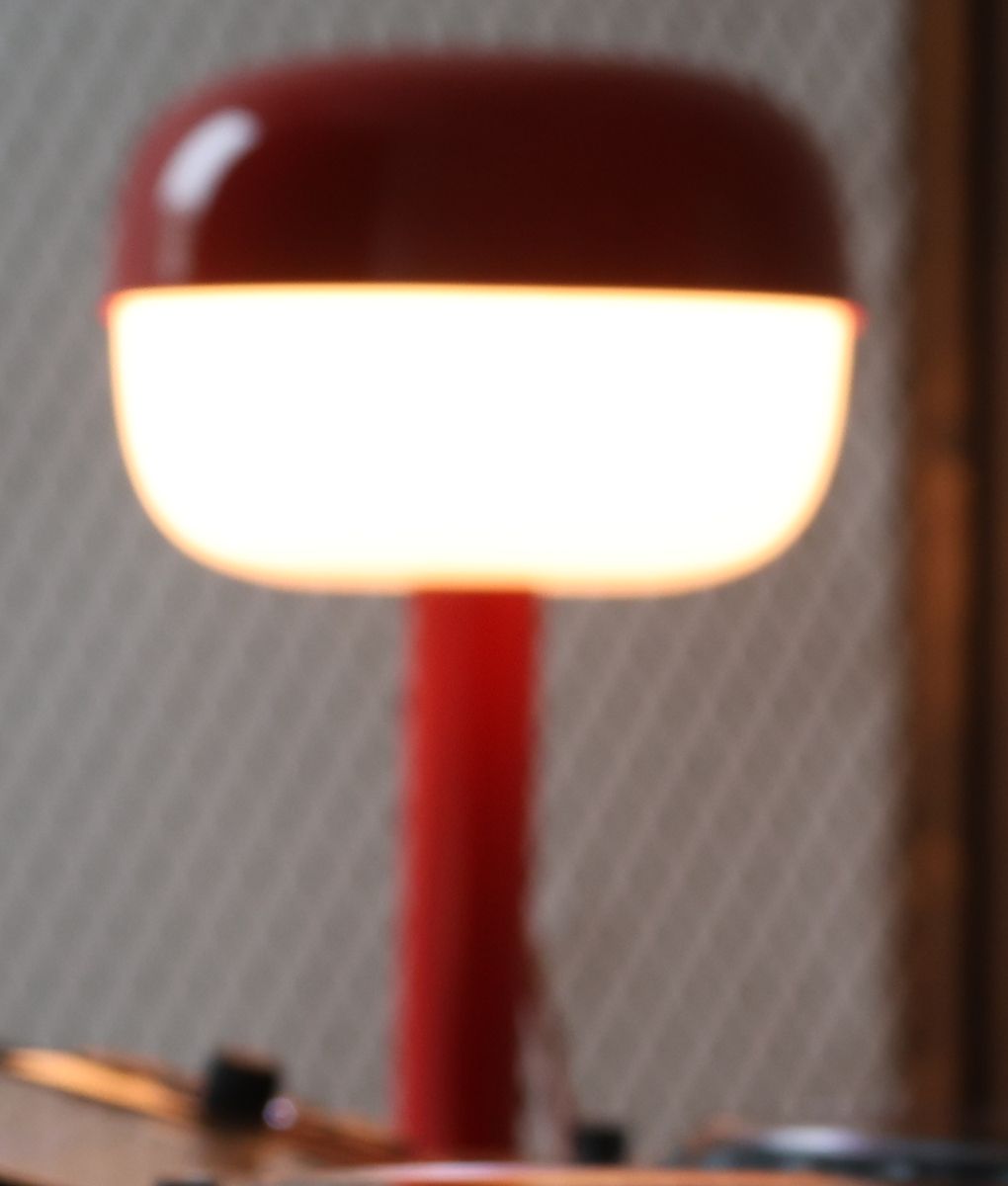 Punane lamp DJ-toa laual