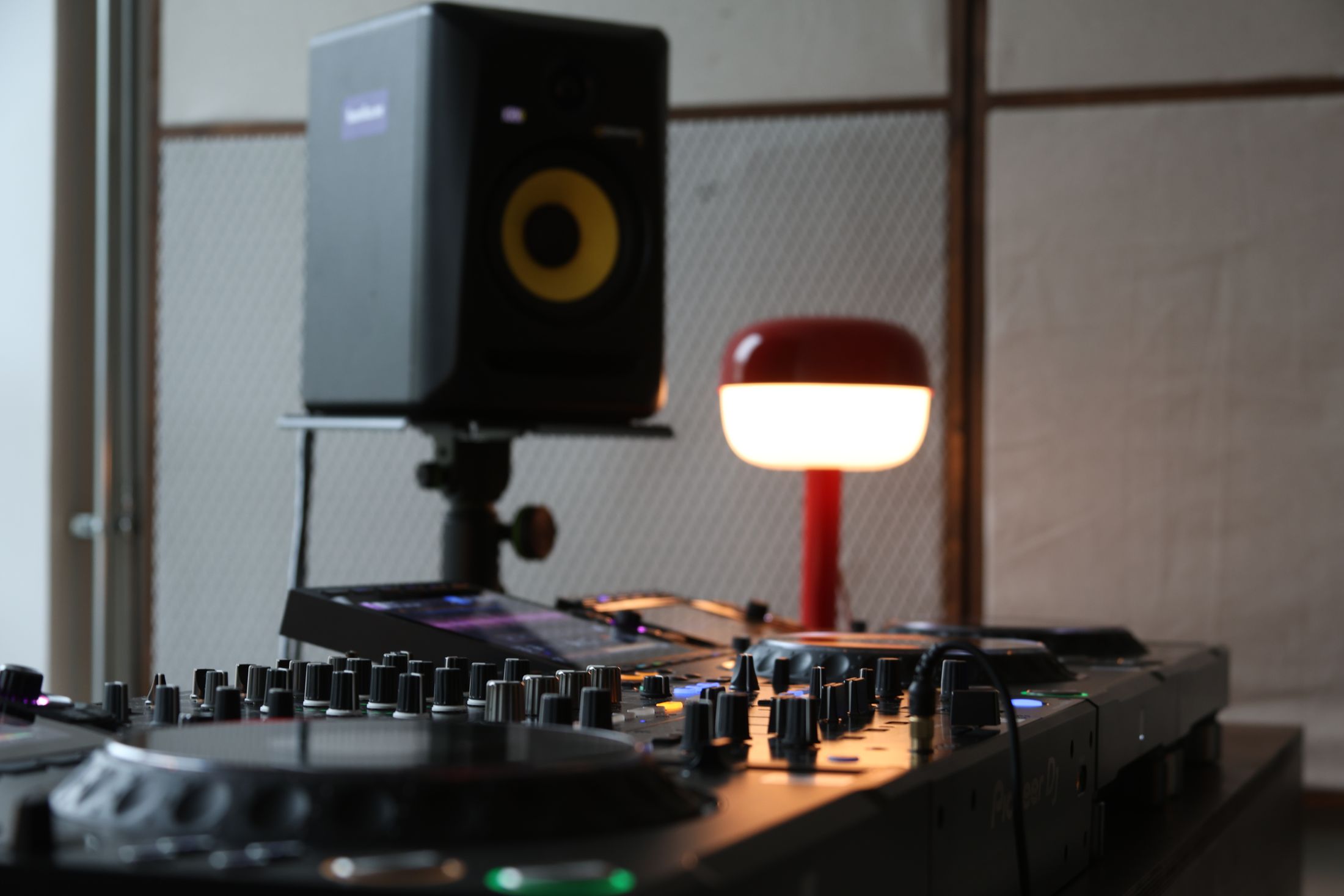 Punane lamp ja monitor DJ-toas